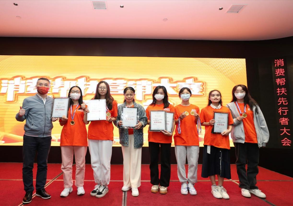 南华大学参会师生合影 南华大学参会师生合影